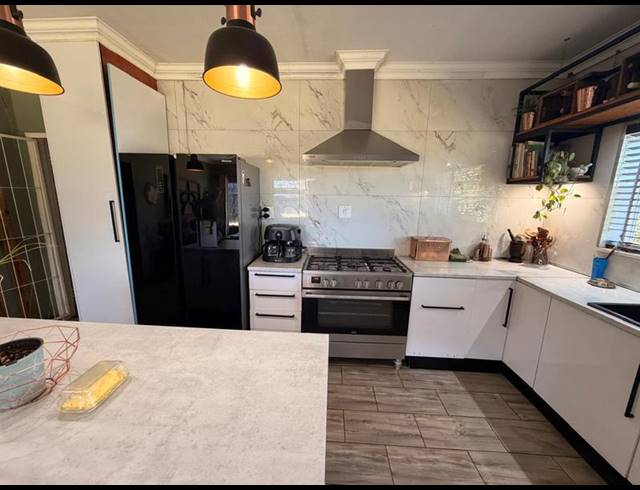 4 BEDROOM HOUSE FOR SALE IN DRIE RIVIERE